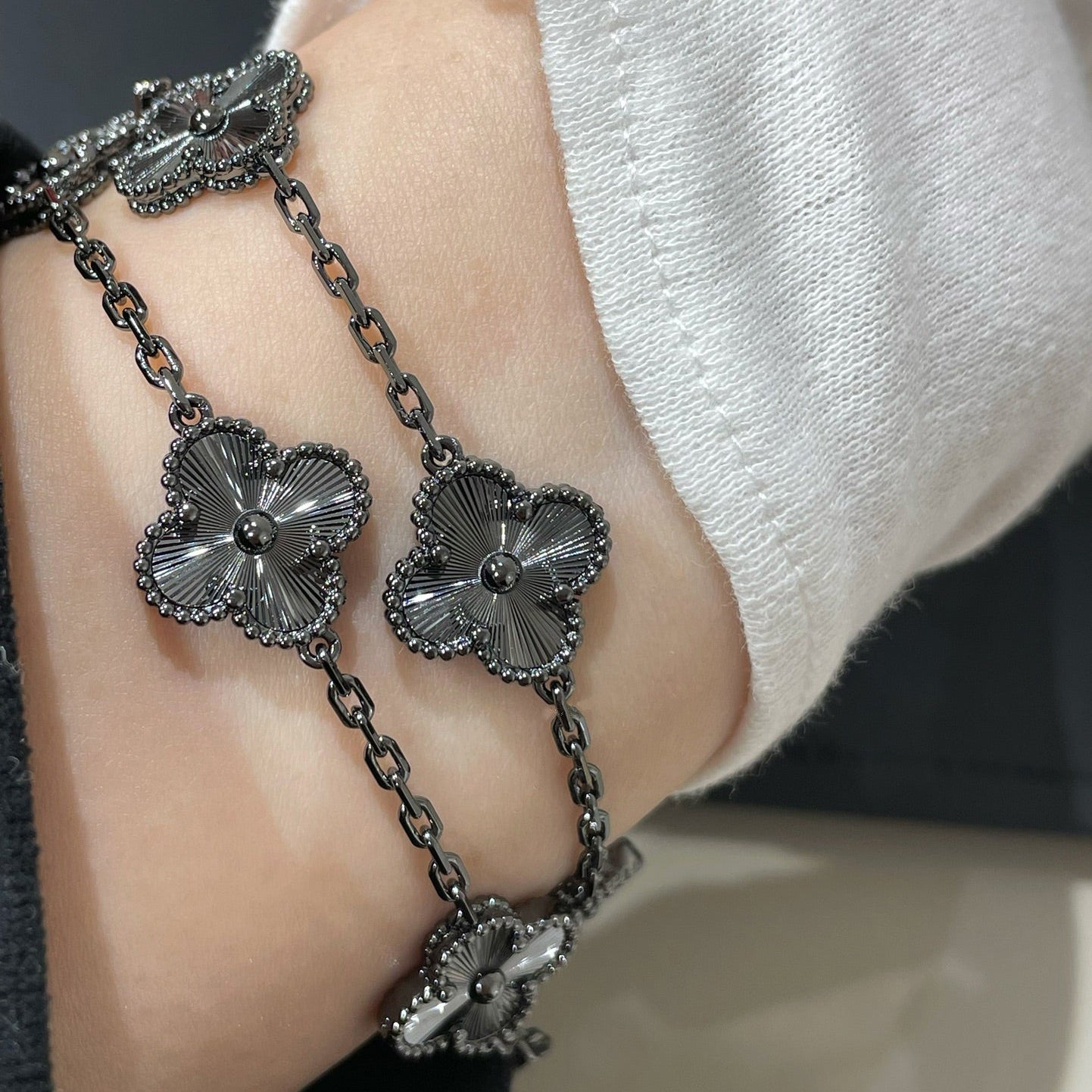 [Everoly JW]クローバー5モチーフ ブラックブレスレット