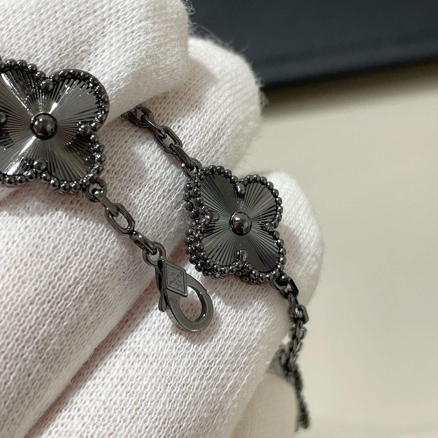 [Everoly JW] CLOVER 5 MOTIF BLACK BRACELET
