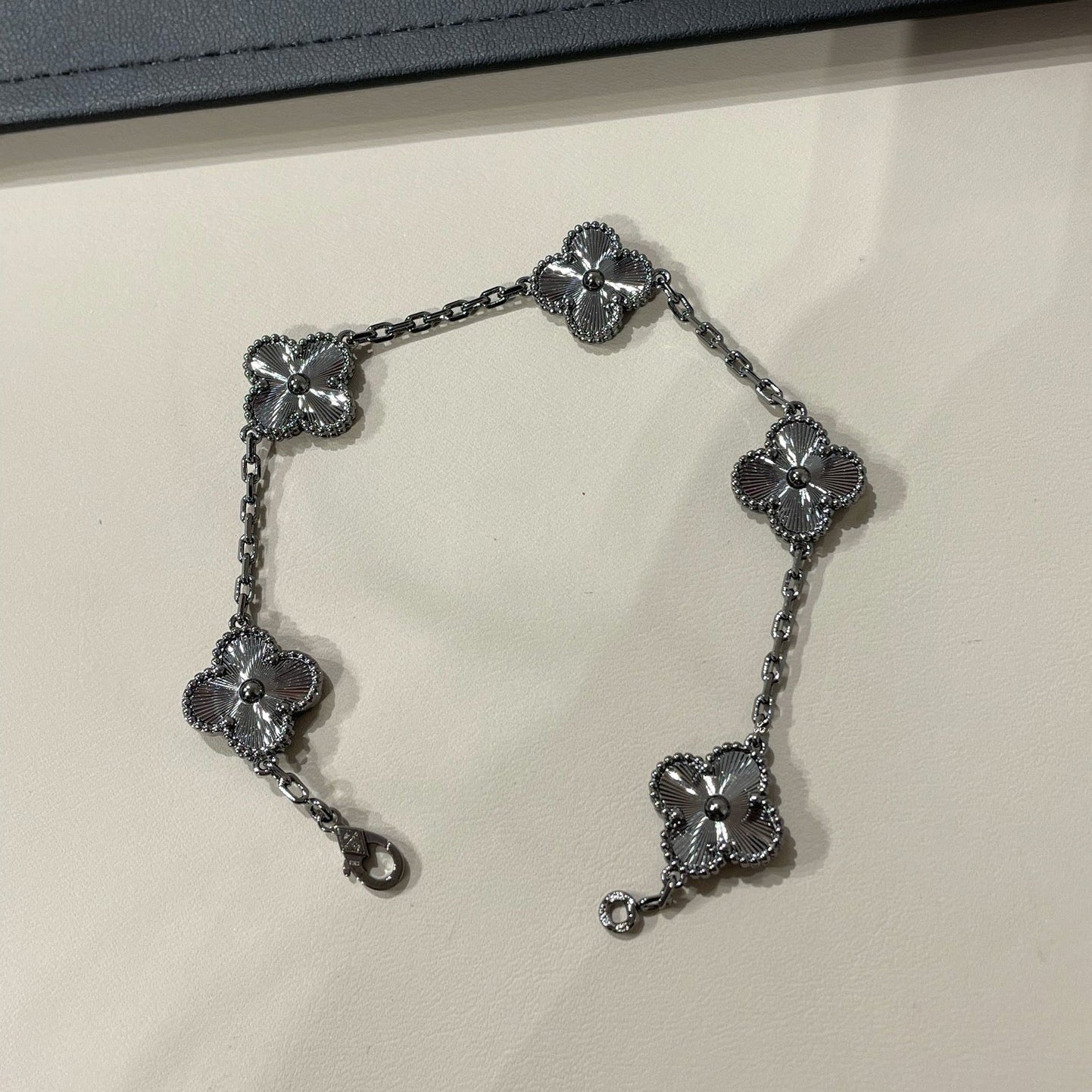 [Everoly JW]クローバー5モチーフ ブラックブレスレット