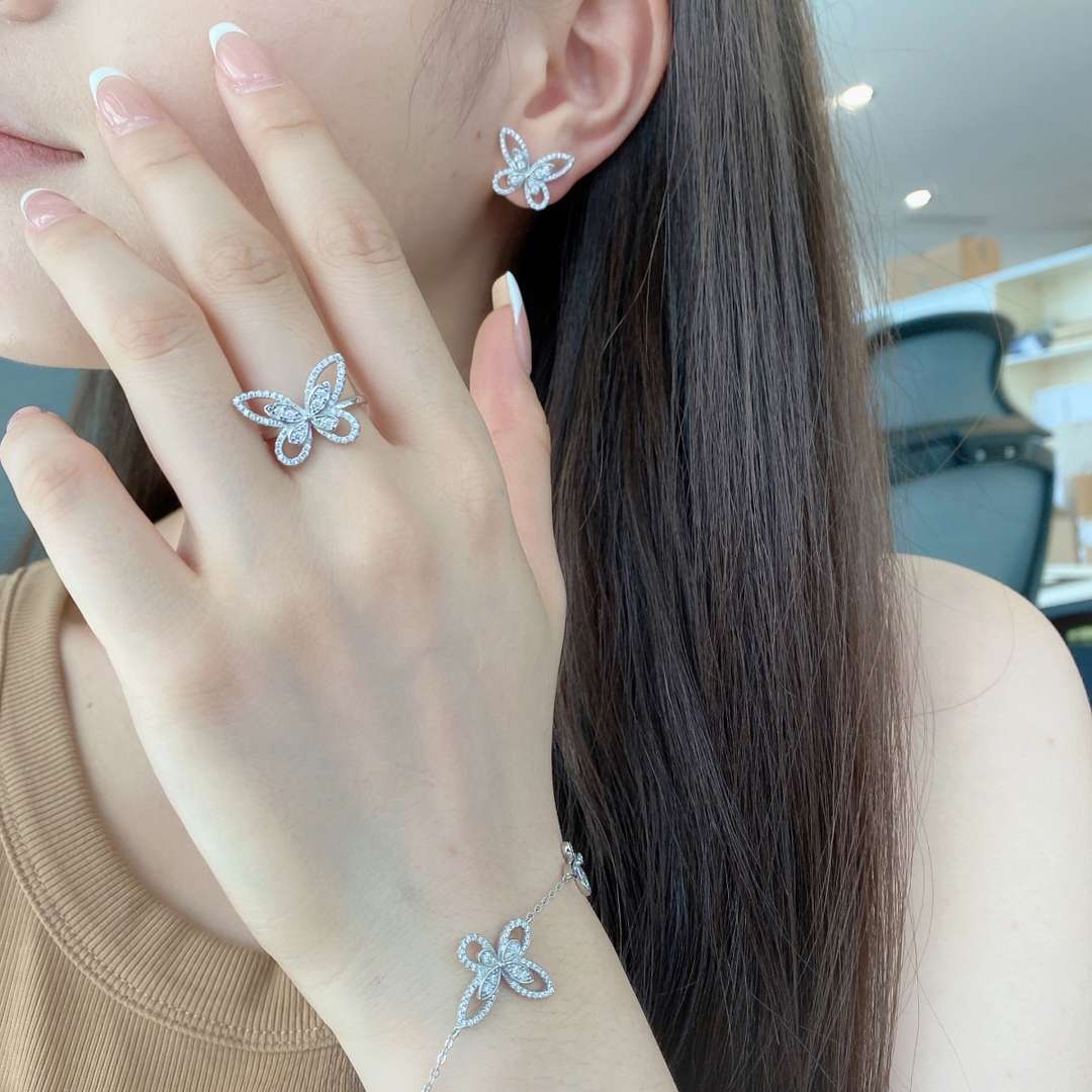 [Everoly JW]Delicate Butterfly Pendant Bracelet