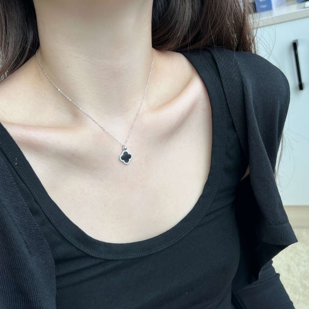 [Everoly JW]Dainty Flower Shape Necklace