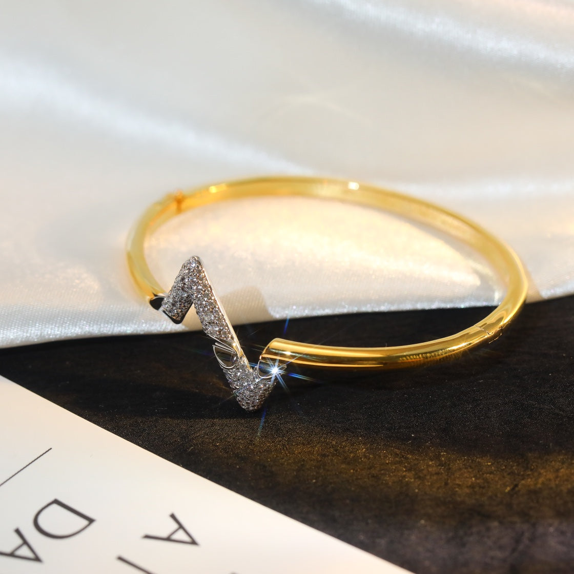 [Everoly JW]VOLTE UPSITEN DOWN GOLD DIAMANT ARMBAND