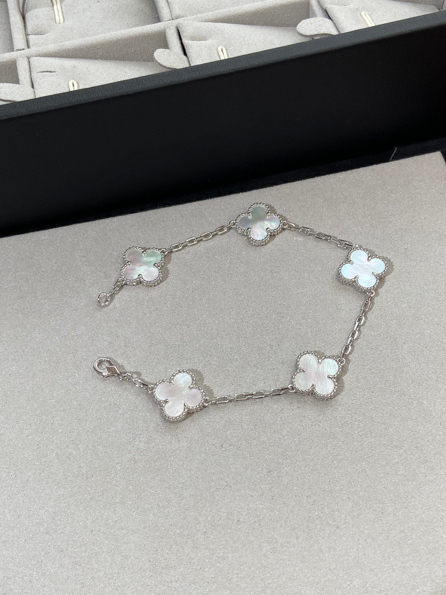 [Everoly JW]CLOVER SILVER MOP 5 MOTIF BRACELET