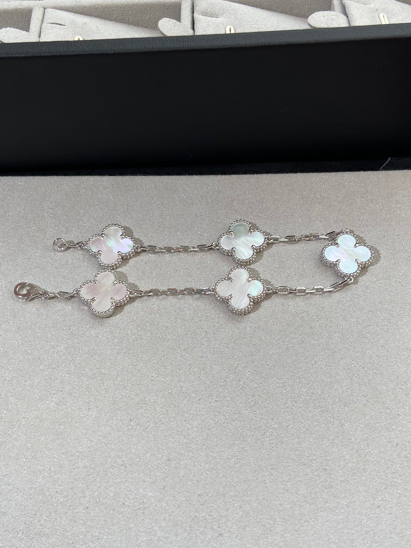 [Everoly JW]CLOVER SILVER MOP 5 MOTIF BRACELET