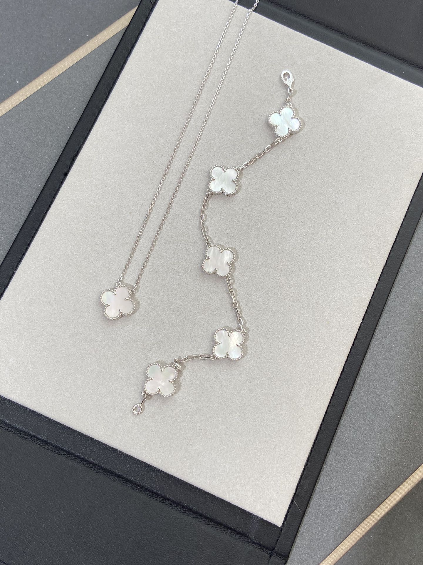 [Everoly JW]CLOVER SILVER MOP 5 MOTIF BRACELET