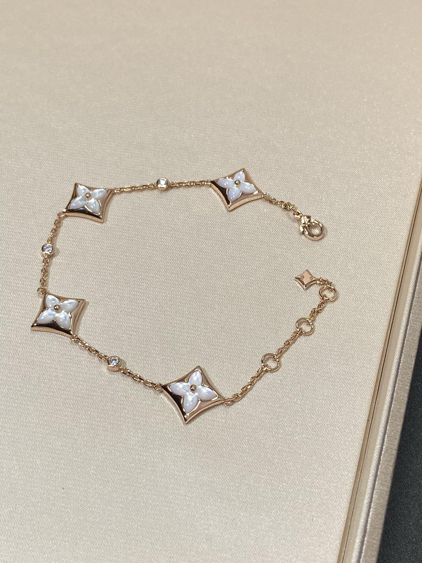 [Everoly JW]STAR 4 MOTIF MOP DIAMOND PINK GOLD BRACELET