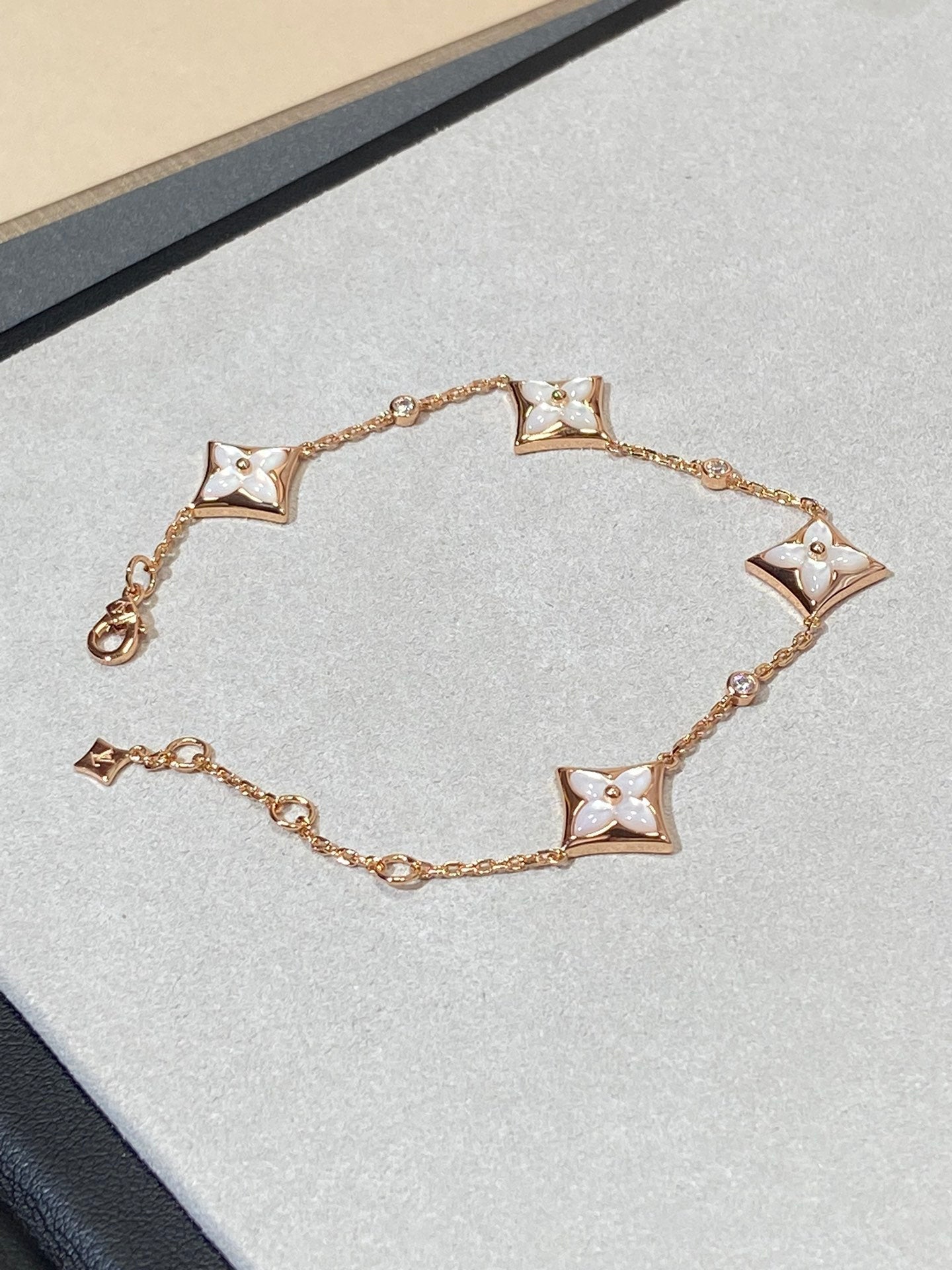 [Everoly JW]STAR 4 MOTIF MOP DIAMOND PINK GOLD BRACELET