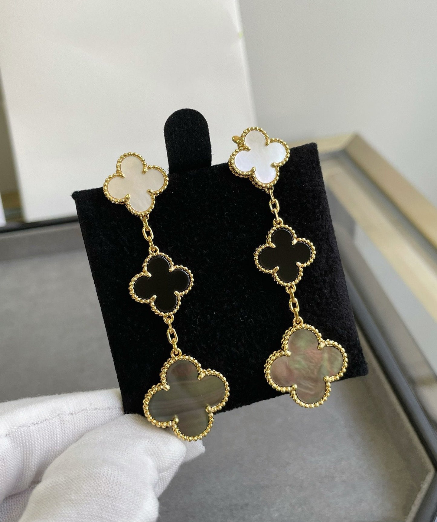 [Everoly JW]CLOVER 3 MOTIF MOP ONYX DARK MOP PINK GOLD EARRINGS