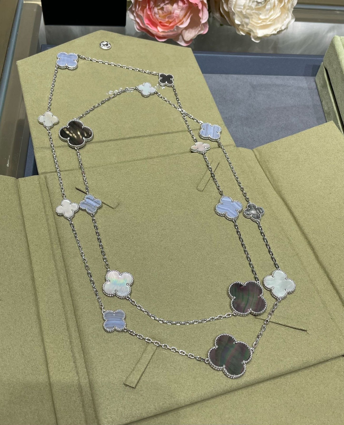 [Everoly JW]クローバー 16モチーフ カルセドニー モップ シルバーネックレス