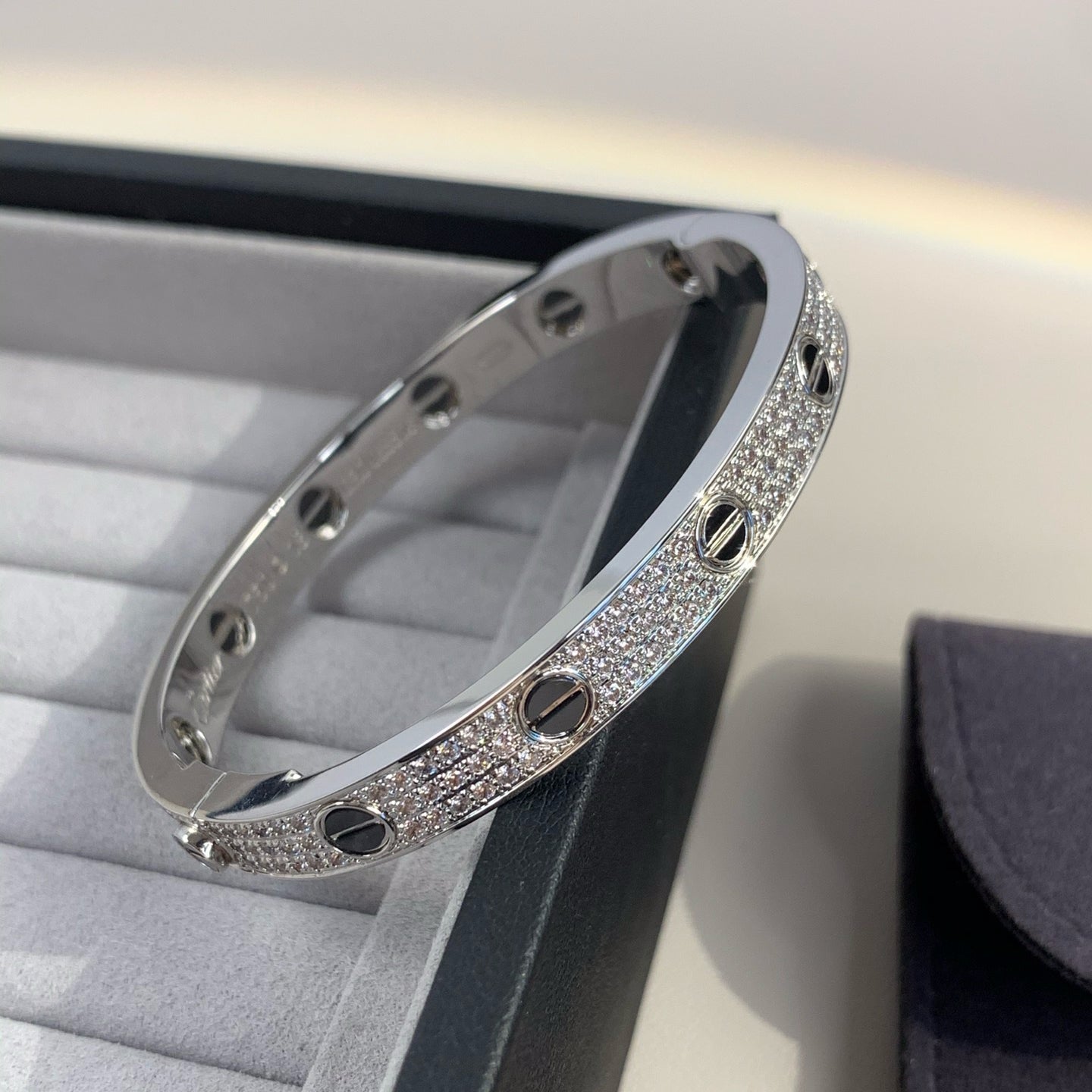 [Everoly JW] LIEBESARMBAND 6,1 MM DIAMANTBESATZTE KERAMIK 