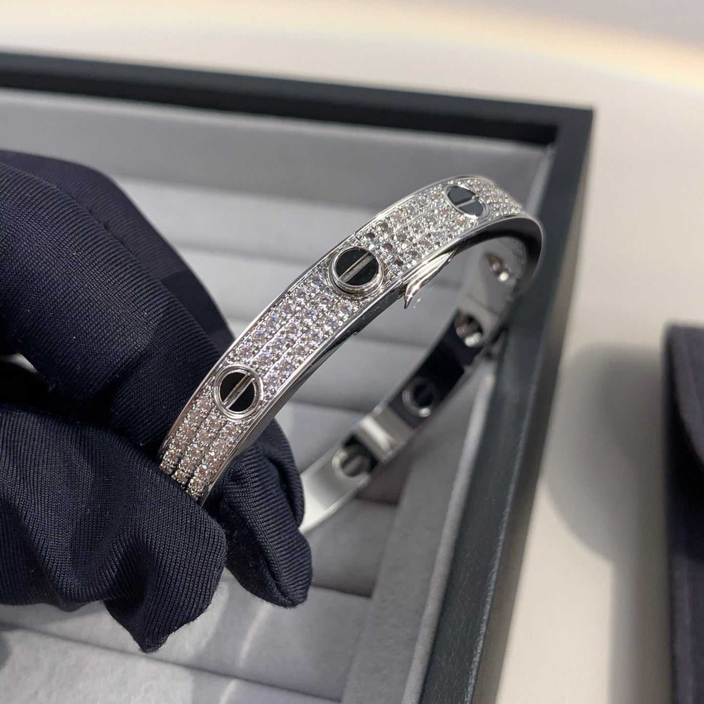 [Everoly JW] LIEBESARMBAND 6,1 MM DIAMANTBESATZTE KERAMIK 