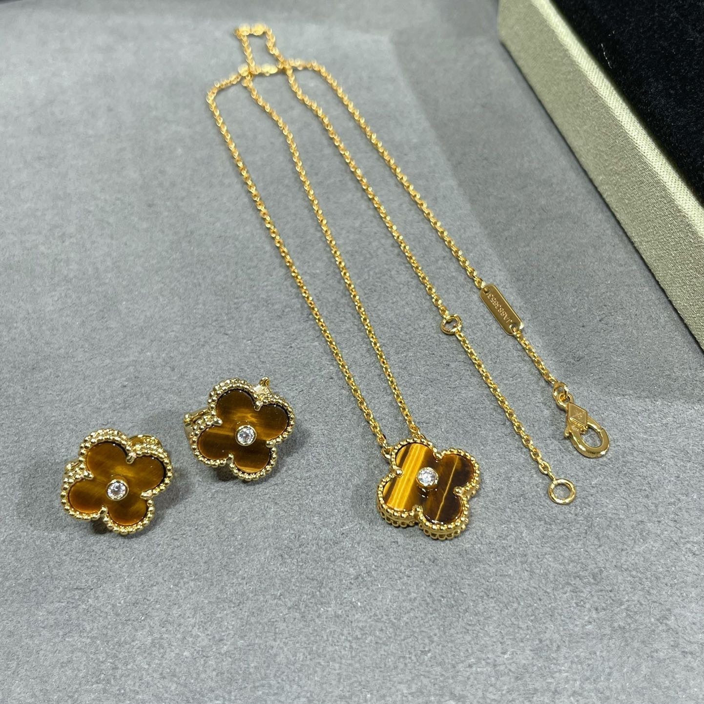 [Everoly JW]クローバー 15mm ダイヤモンド＆イエロータイガーアイアゲートネックレス
