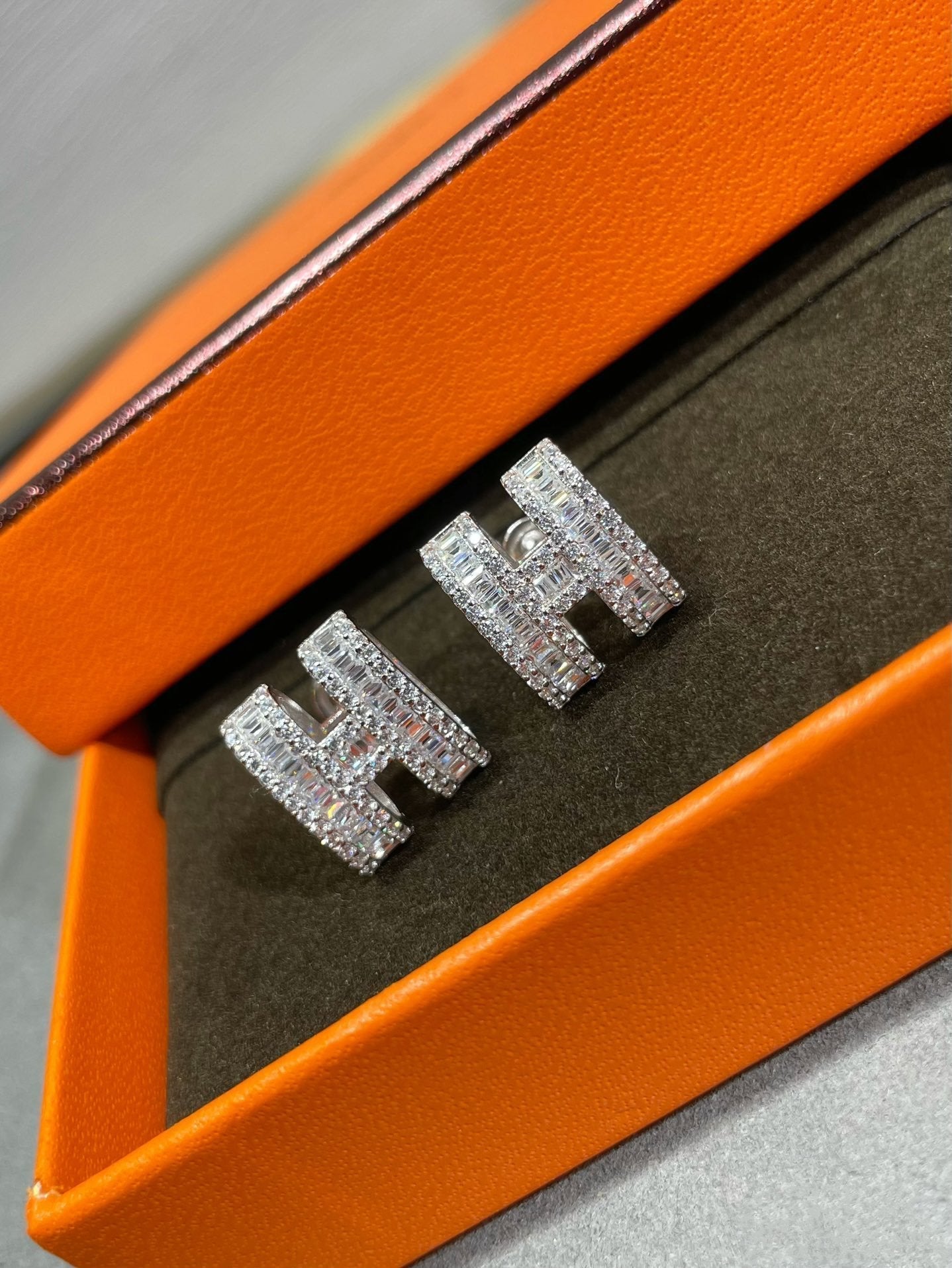 [Everoly JW]H STUD EARRINGS WITH SILVER DIAMONDS