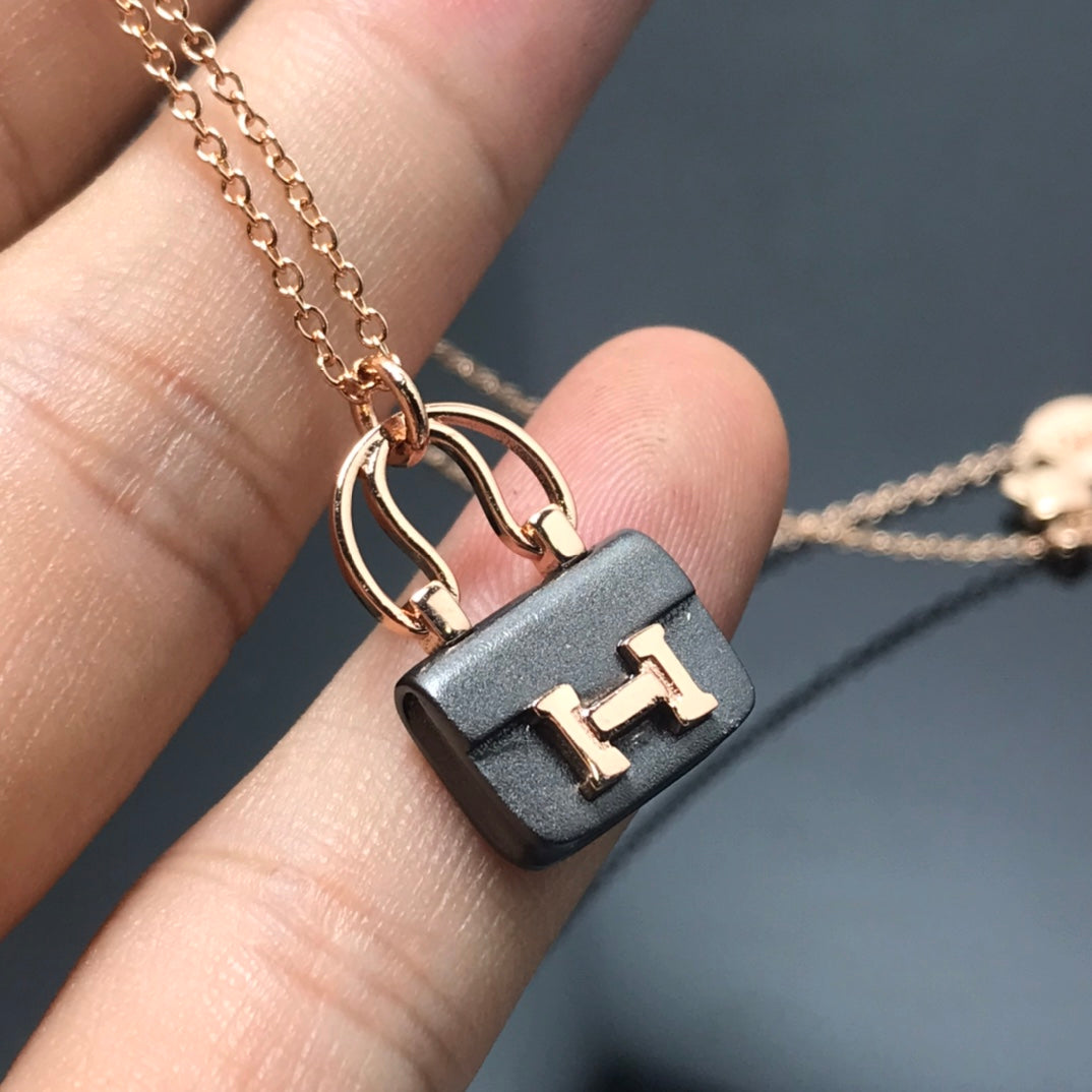 [Everoly JW] HALSKETTE MIT ANHÄNGER „HM AMULETTES CONSTANCE“ FÜR DAMEN