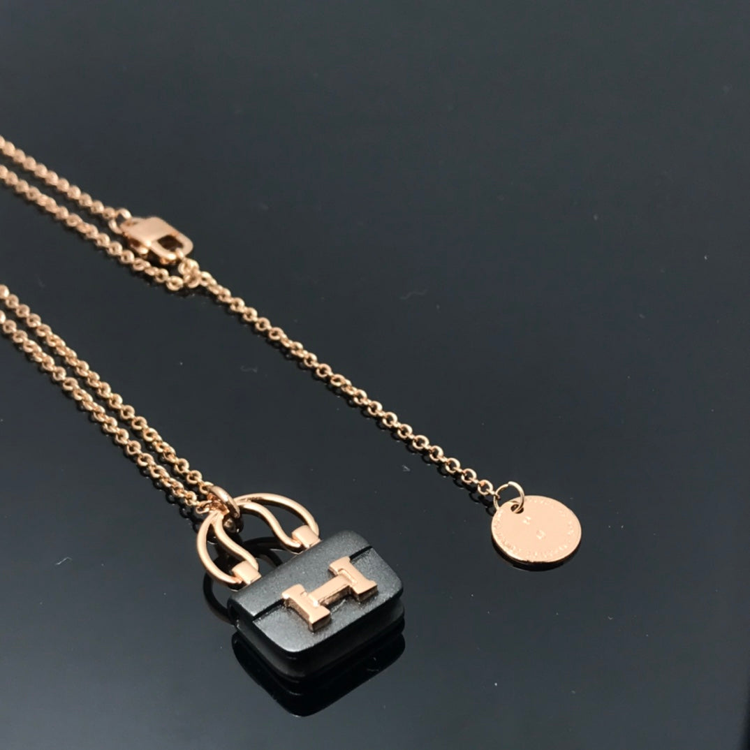 [Everoly JW] HALSKETTE MIT ANHÄNGER „HM AMULETTES CONSTANCE“ FÜR DAMEN