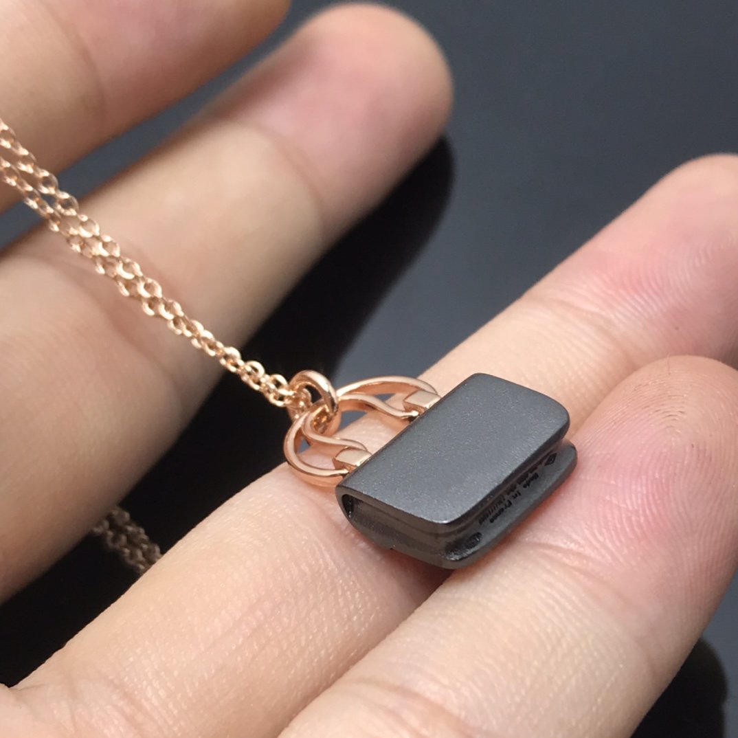 [Everoly JW] HALSKETTE MIT ANHÄNGER „HM AMULETTES CONSTANCE“ FÜR DAMEN