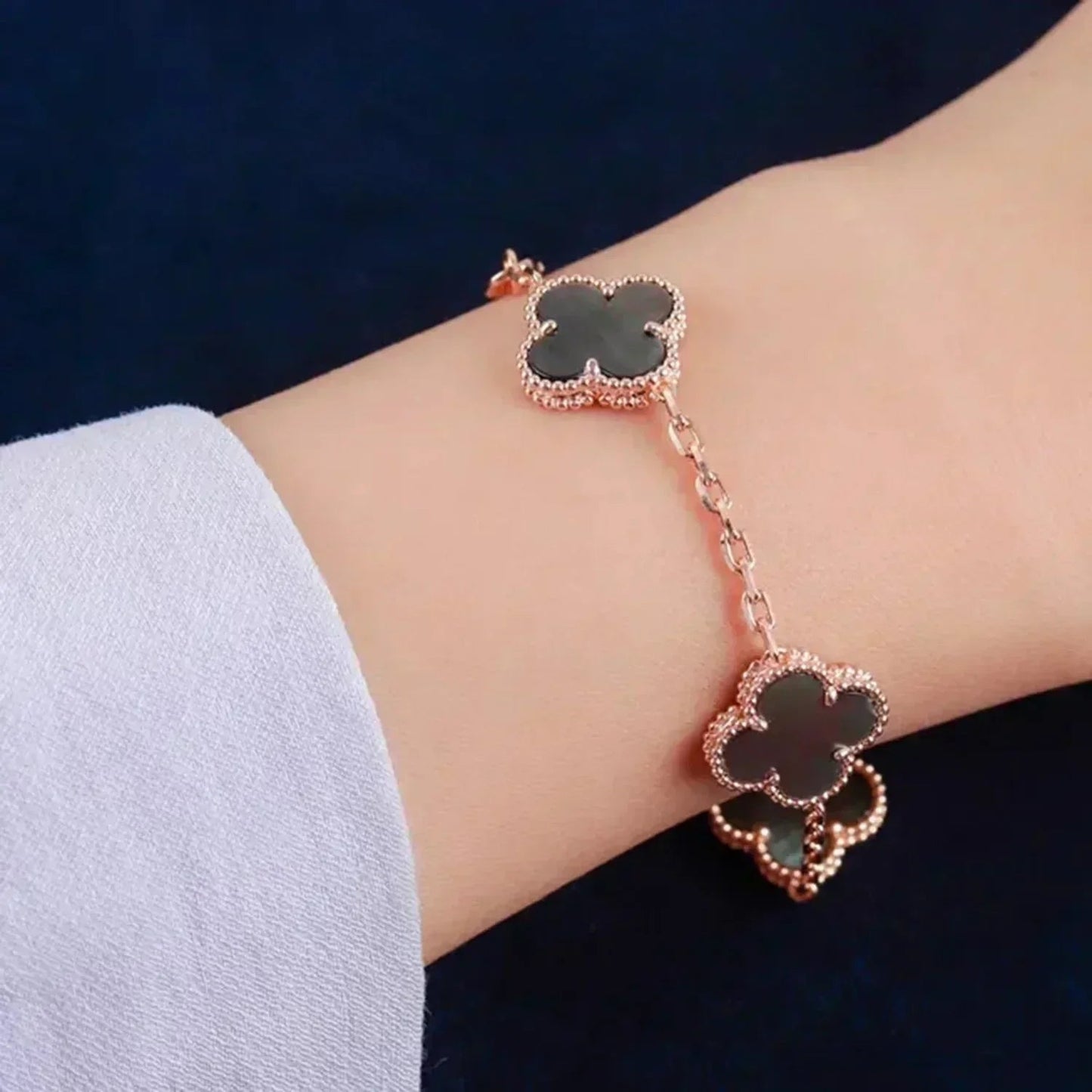 [Everoly JW]  CLOVER 5 MOTIF GRAY MOP BRACELET COLLECTION