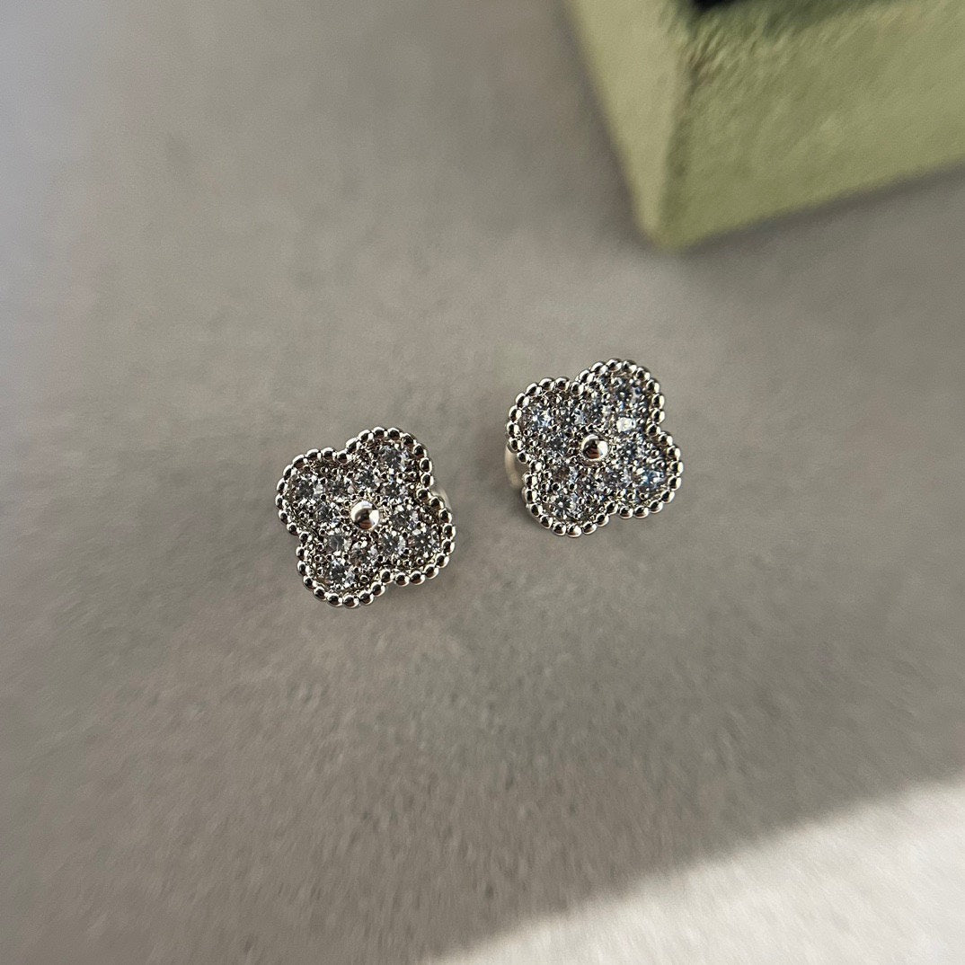 [Everoly JW]CLOVER MINI DIAMOND STUD EARRINGS